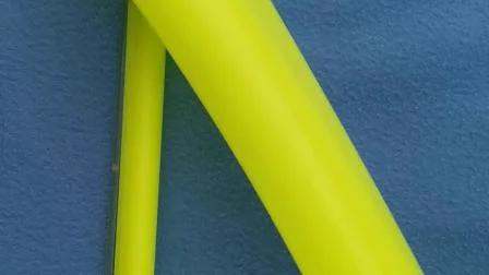 Cabide de plástico amarelo fluorescente com barra de calça para ombros largos
